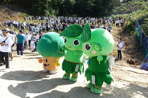 記念植樹を盛り上げるもーり君達