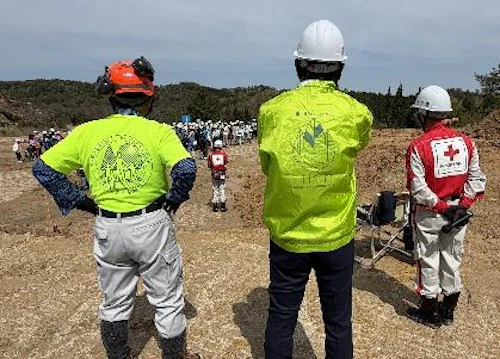 ユニホームは、左から人と樹の会、シンラ、日本赤十字社