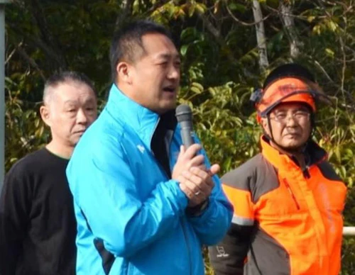 現場セミナー「郡山城跡の枯れ木伐採と登山道清掃活動」の活動写真
