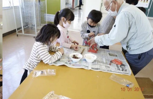 番外編　現場セミナー　鈴が峰小学校どんぐりのコマ作りの活動写真