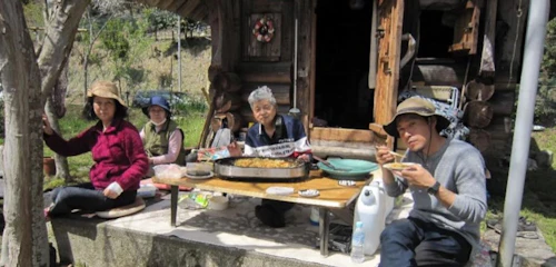 番外編現場セミナー：炭焼体験講座（炭出し）と花見会の活動写真