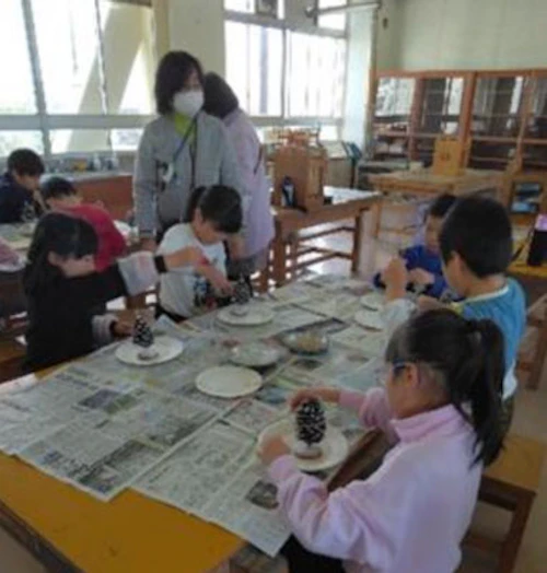 番外編 現場セミナー 「鈴が峰小学校どんぐりのコマ作り、マツカサツリー作り」の活動写真