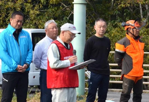 現場セミナー「郡山城跡の枯れ木伐採と登山道清掃活動」の活動写真