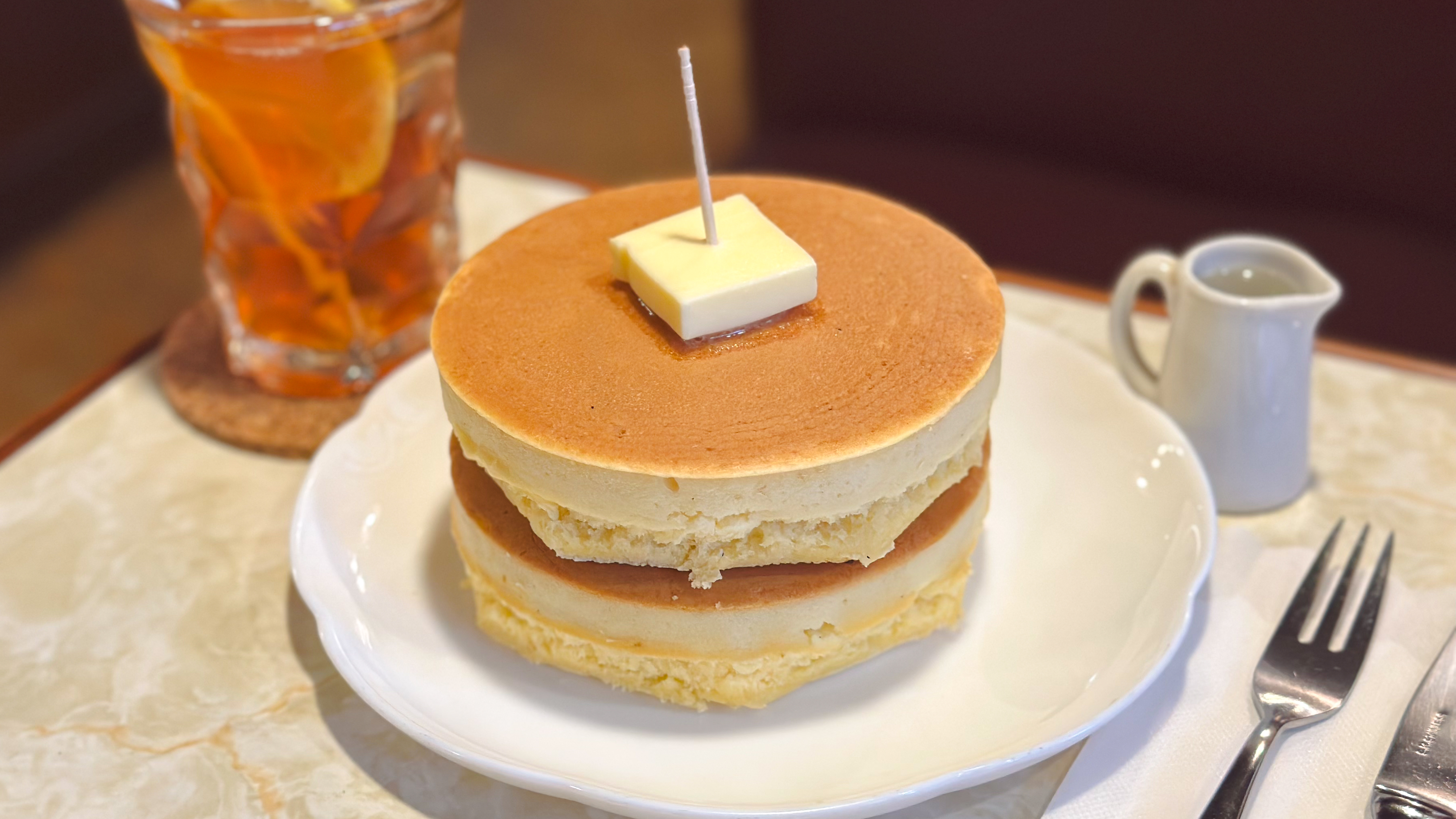 さっくりしっとり！「ニット」のパンケーキは昭和〜令和まで愛される