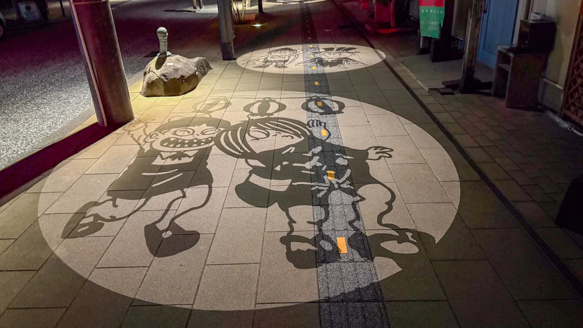 路面に映る鬼太郎とねずみ男の影絵