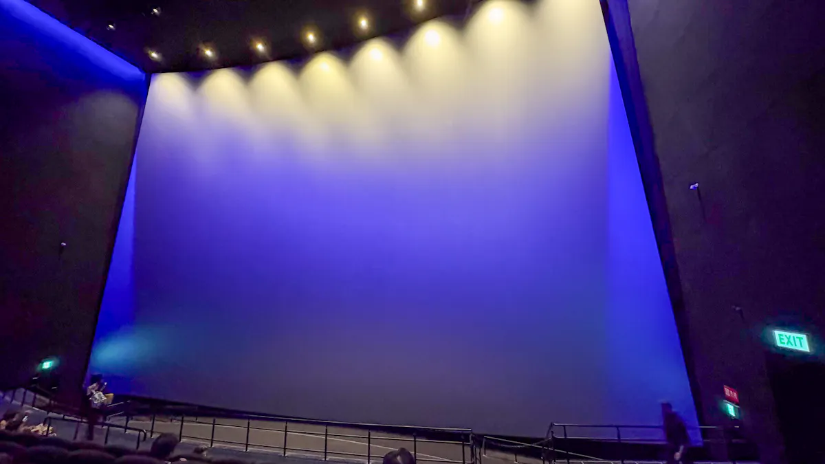 IMAXシアターのスクリーン全景