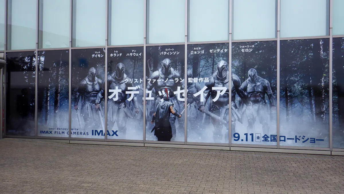 『オデュッセイア』の装飾が施された外観