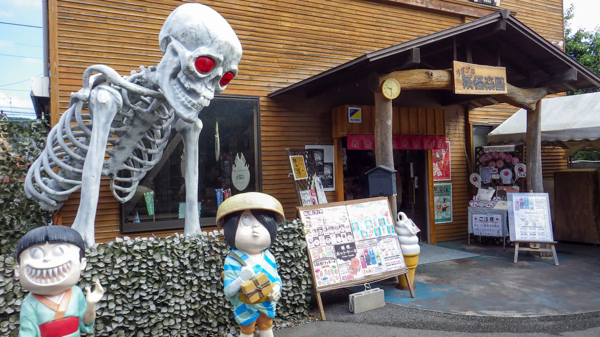妖怪のオブジェが並ぶ店先