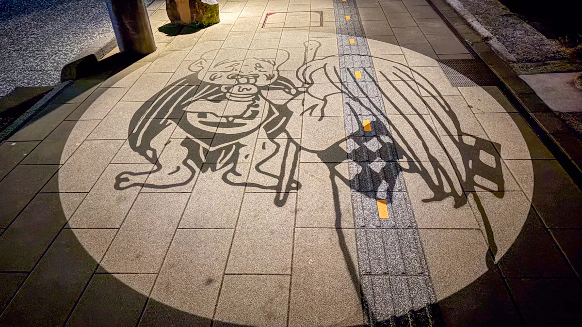 路面に映る妖怪の影絵