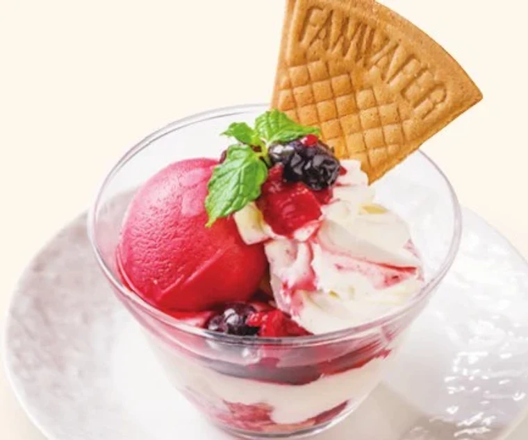 甘酸っぱいヨーグルトのベリーパフェ