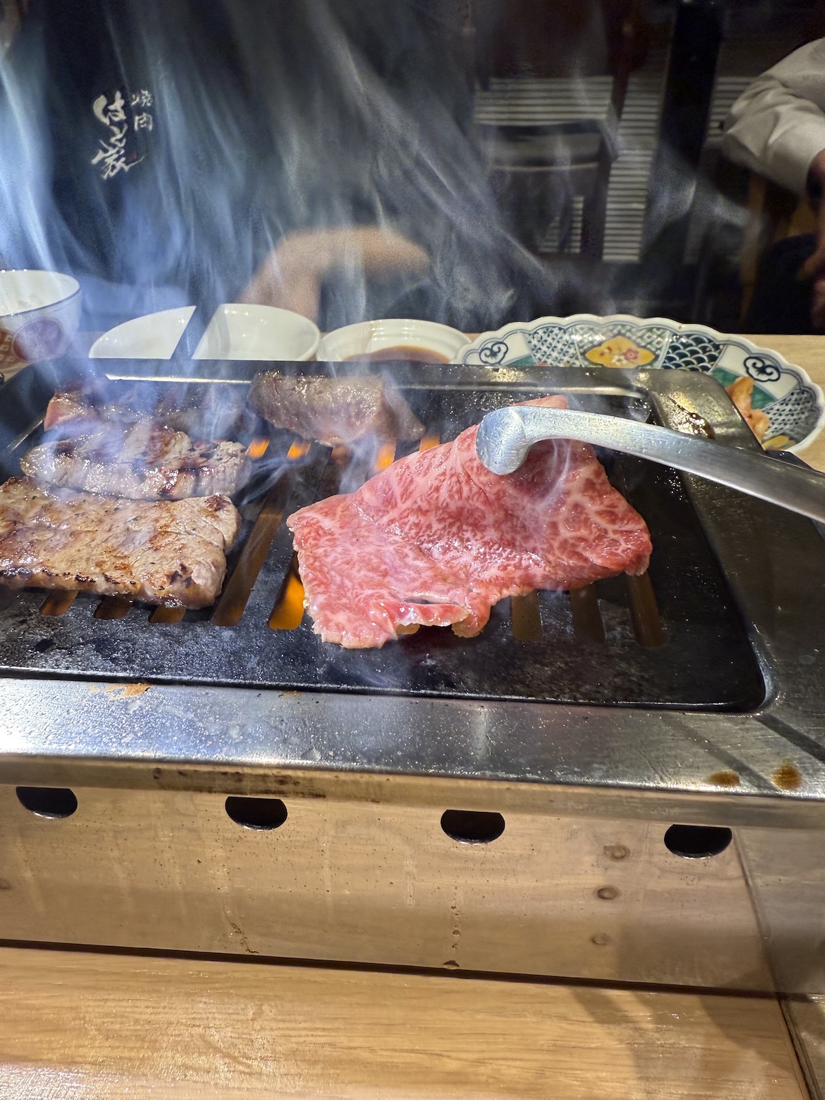 お肉焼いてる画像