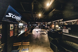 「特集・ライブハウスの中の人」vol.16〜東京・六本木編 / SCHOOL LIVE & BAR TOKYO（スクールライブバートーキョー）〜