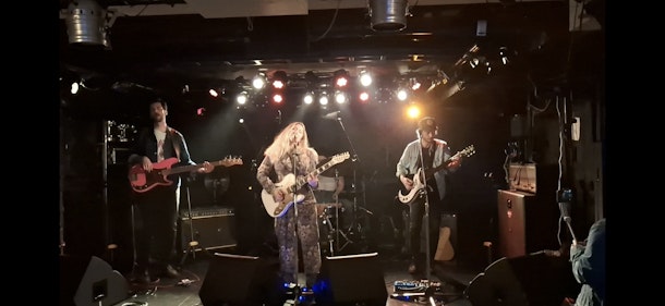 カナダのソングライターBillie Ziziのバンドセットを迎えてのNINE SPICESブッキングイベントをレポート
