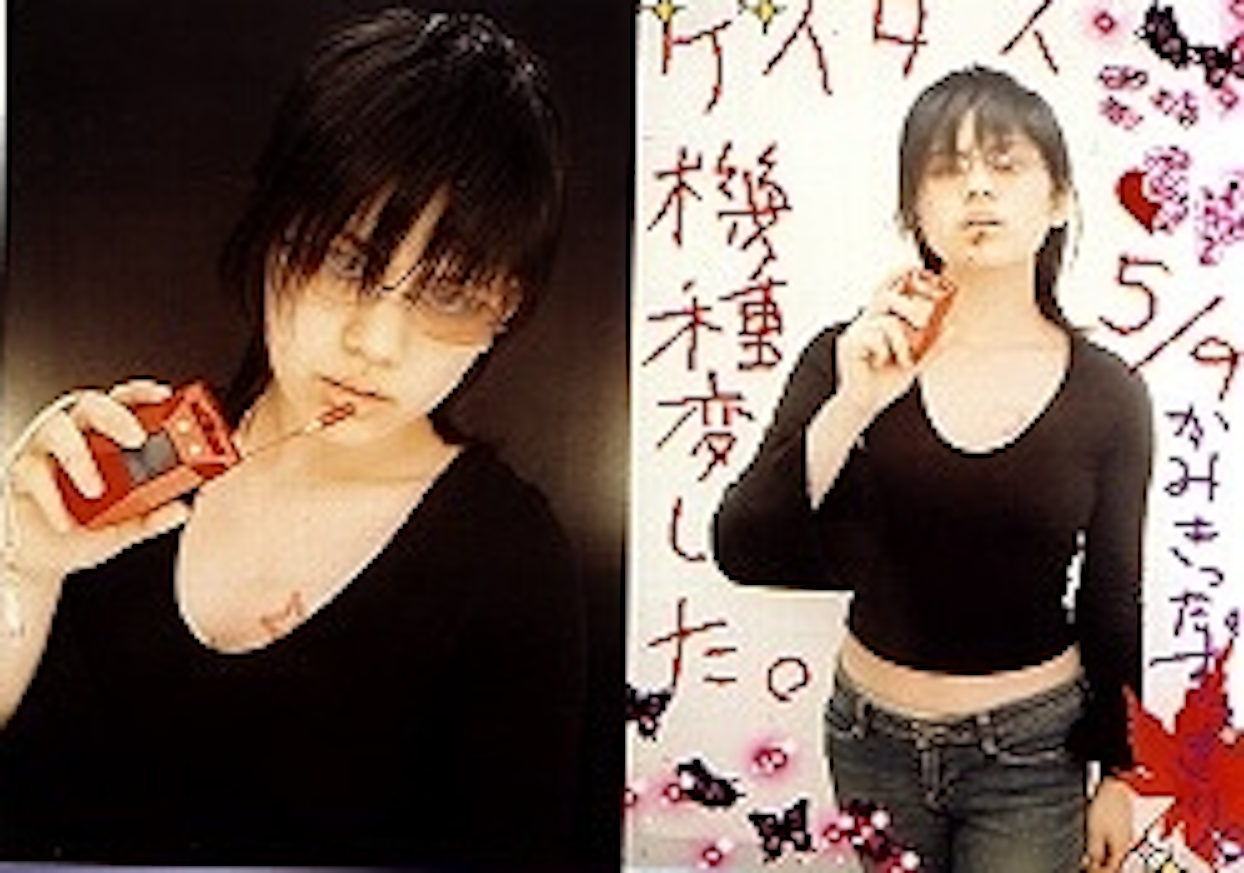 2枚の写真で、黒い服を着た若い女性が写っています。左の写真では暗い背景で赤い携帯を持ち、右の写真は明るい背景です。右の写真の背景には「ケイタイ機種変した」「髪切った」など日本語の文字やスタンプが描かれています。