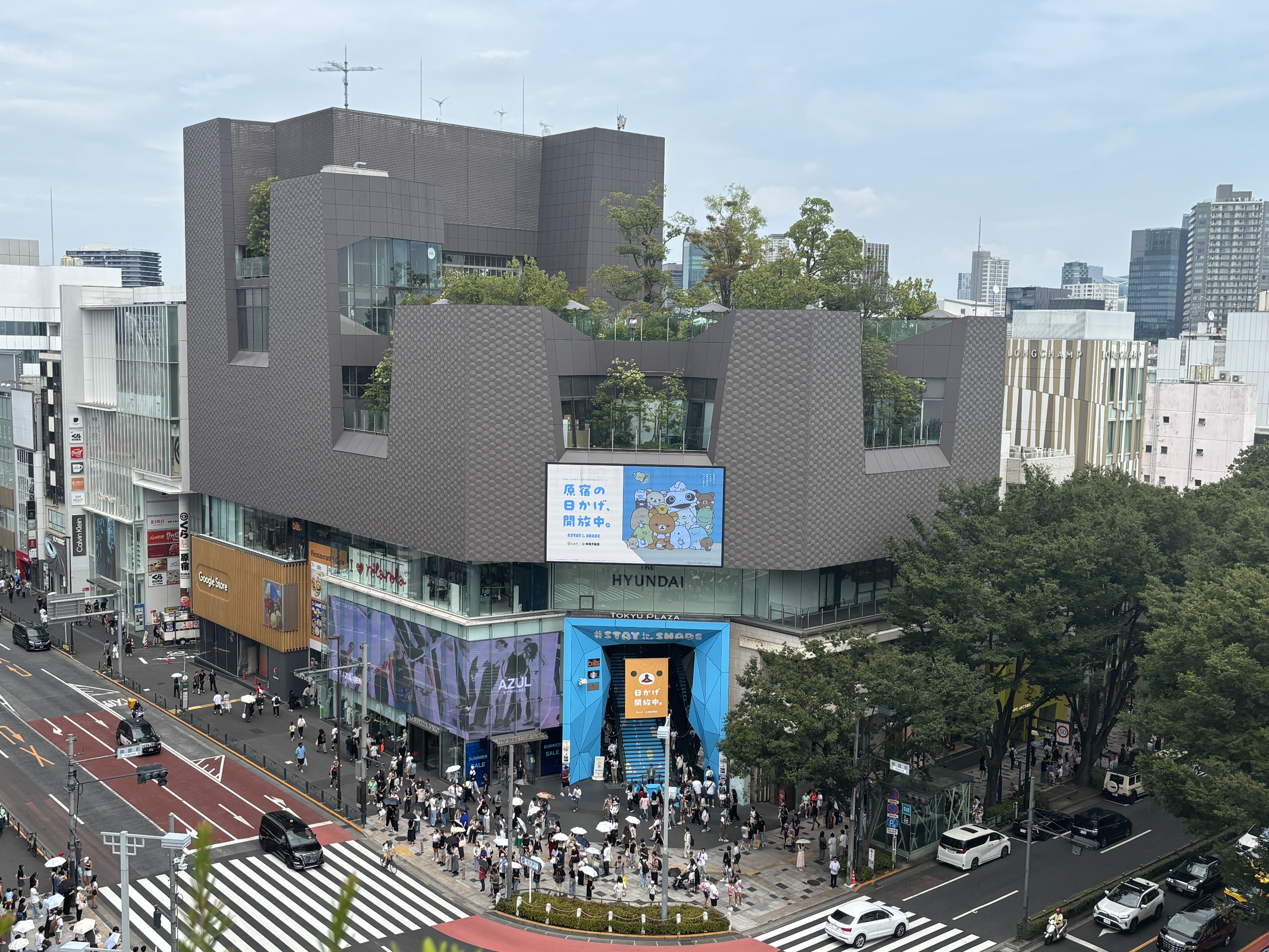 神宮前交差点前の対角に位置する東急プラザ原宿「ハラカド」から見た光景