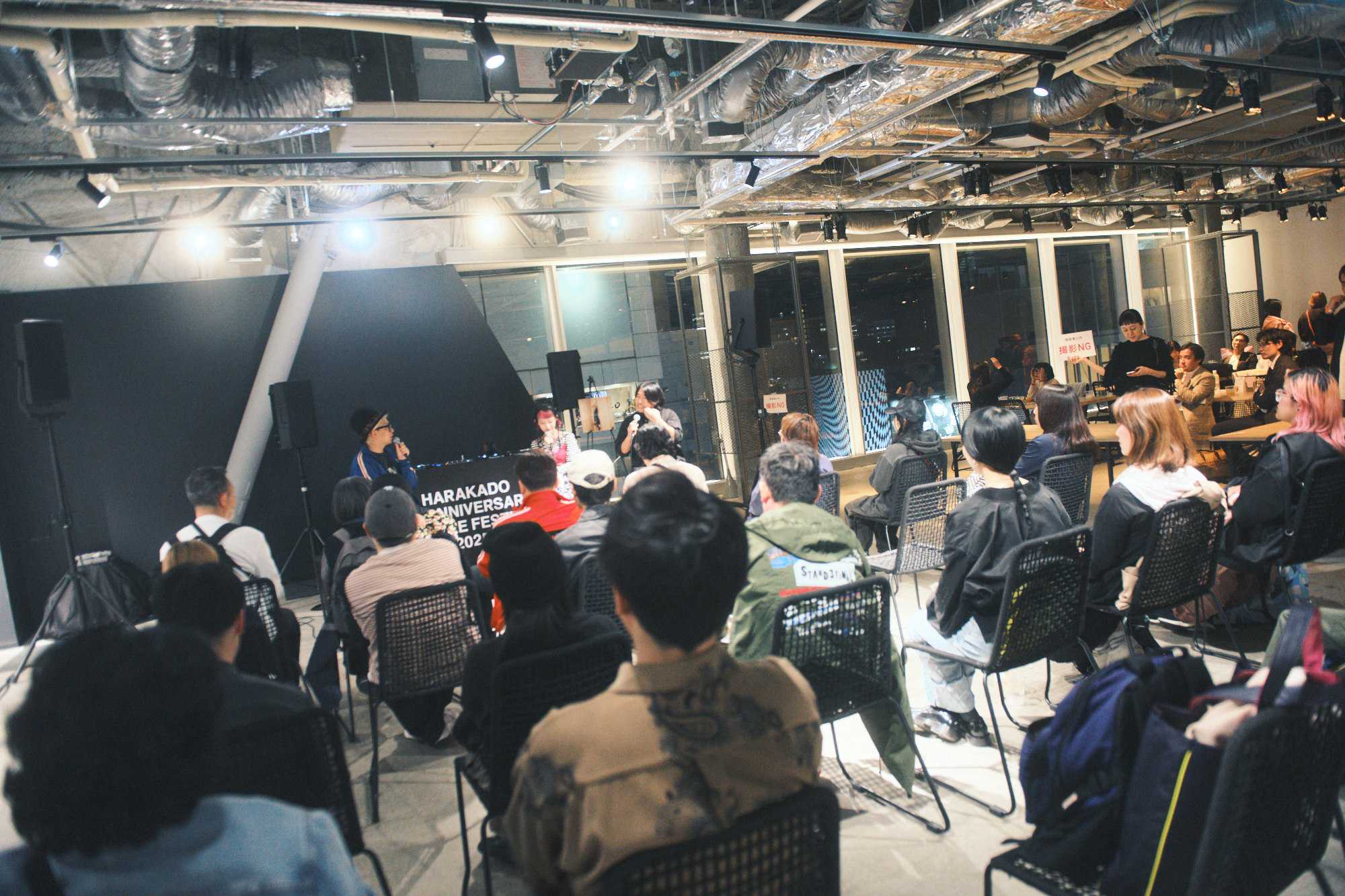 4階で行われた千原さん、詩羽さん、中村さんによるトークイベントは満員御礼