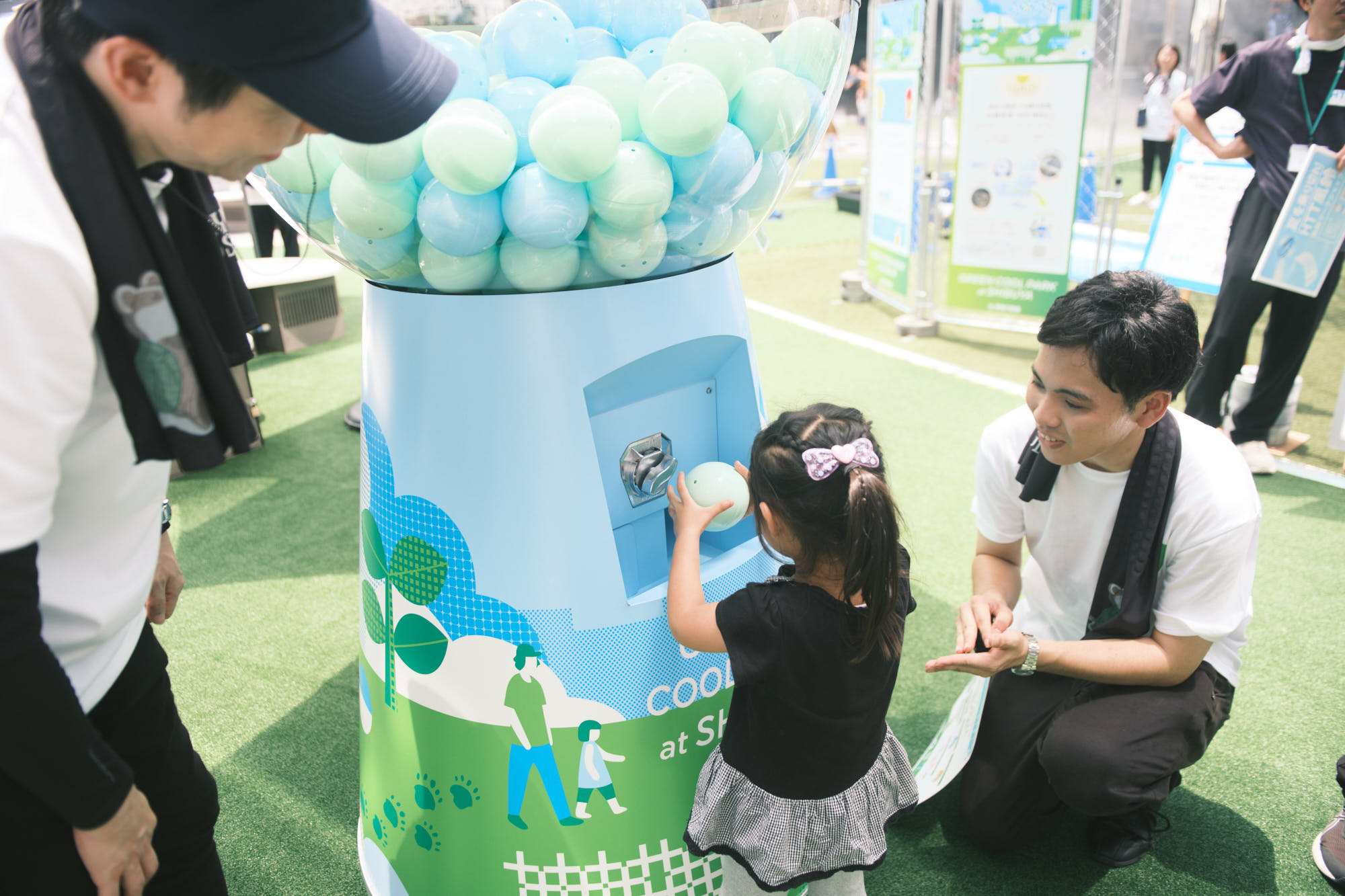 「GREEN CAPSULE」でダイキンの「ぴちょんくん」グッズを引き当てた女の子は大喜び
