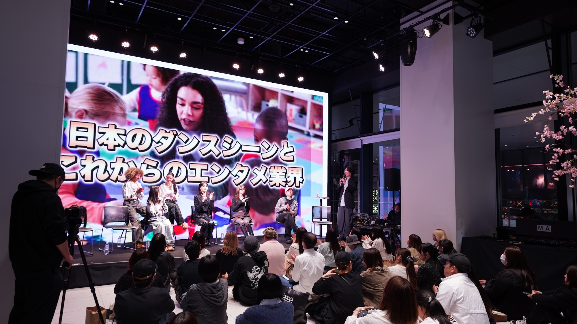 トークショーには第一線で活躍するダンサー／コレオグラファーが顔を揃えた（©En Dance Studio）