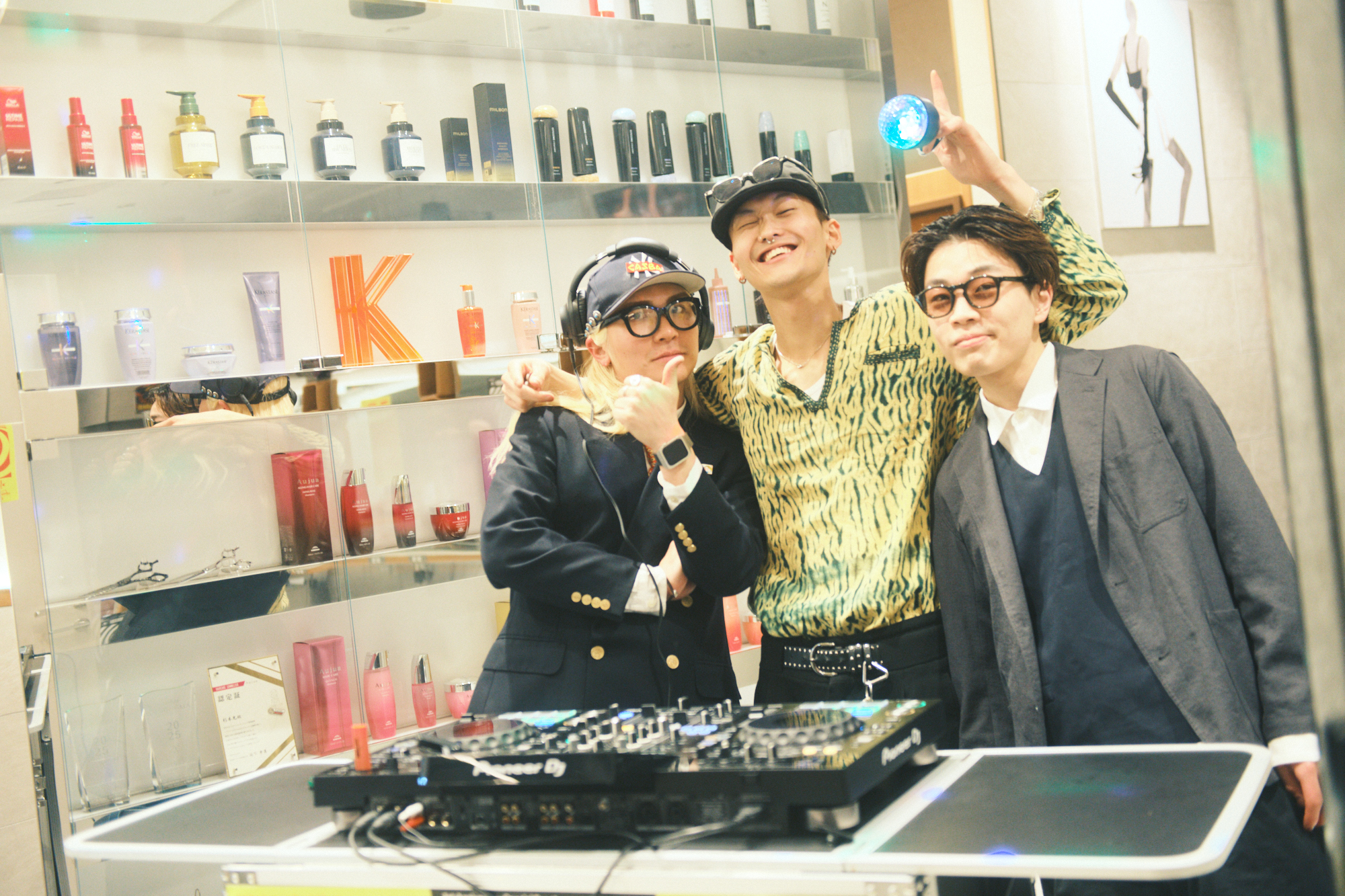 地上階では、恵比寿の会員制バー「CASBA」と「PEEK-A-BOO」のコラボによるDJパフォーマンスも堪能