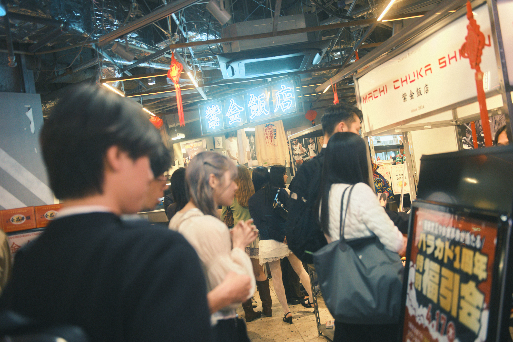 5階の「紫金飯店」には、名物の玉子炒飯や餃子を求めて行列ができていた