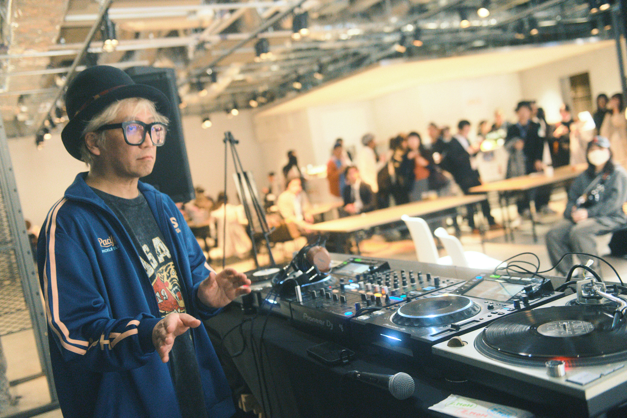 千原さんは「DJ DESIGN KILLER」名義でDJも披露。19時になった瞬間に、ピチカート・ファイヴの「東京は夜の7時」を回す粋な選曲が光る