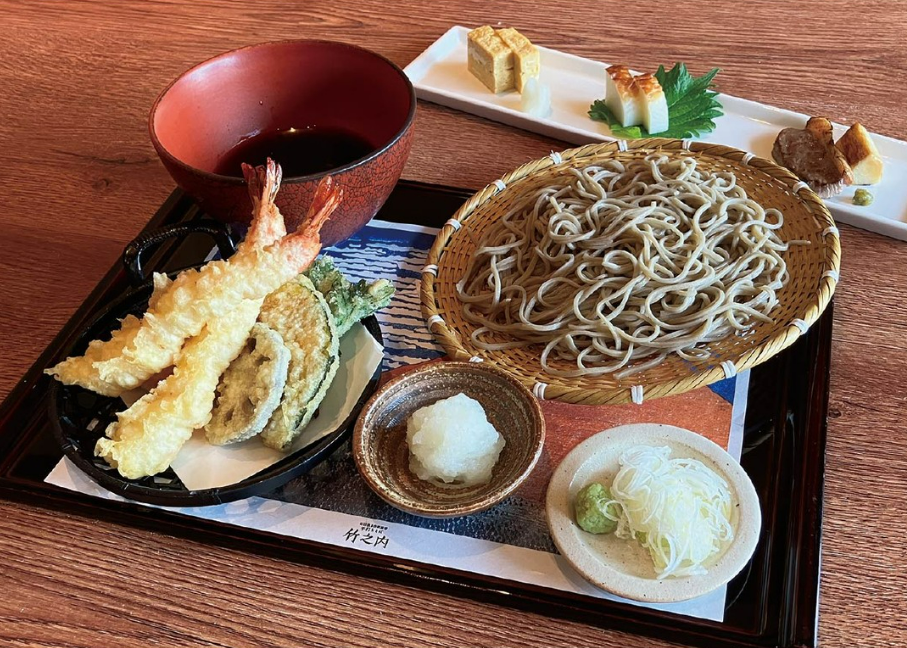 そばを食べて長生きしたといわれる北斎にちなんで、「手打ちそば 竹之内」では月替わりコラボメニューを提供。写真は3月限定の「冨嶽天ざるそば(冷)」で、4月には「北斎の凱風快晴そば(冷)」、5月には「江戸そばきり三昧(冷)」がお目見えする (©HOKUSAI : ANOTHER STORY in TOKYO運営事務局)