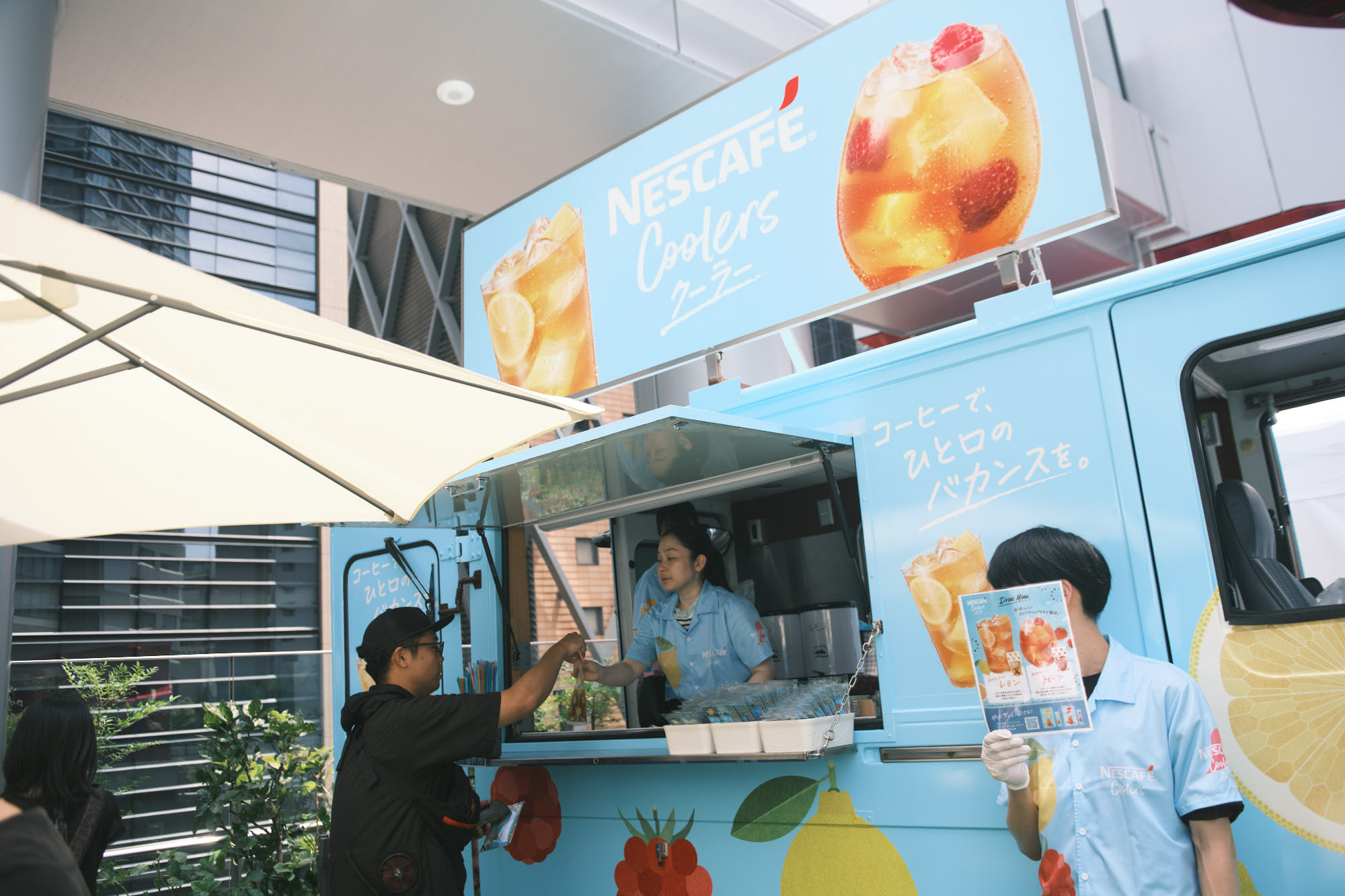 爽やかな水色が目を引く「ネスカフェ クーラー」のキッチンカー