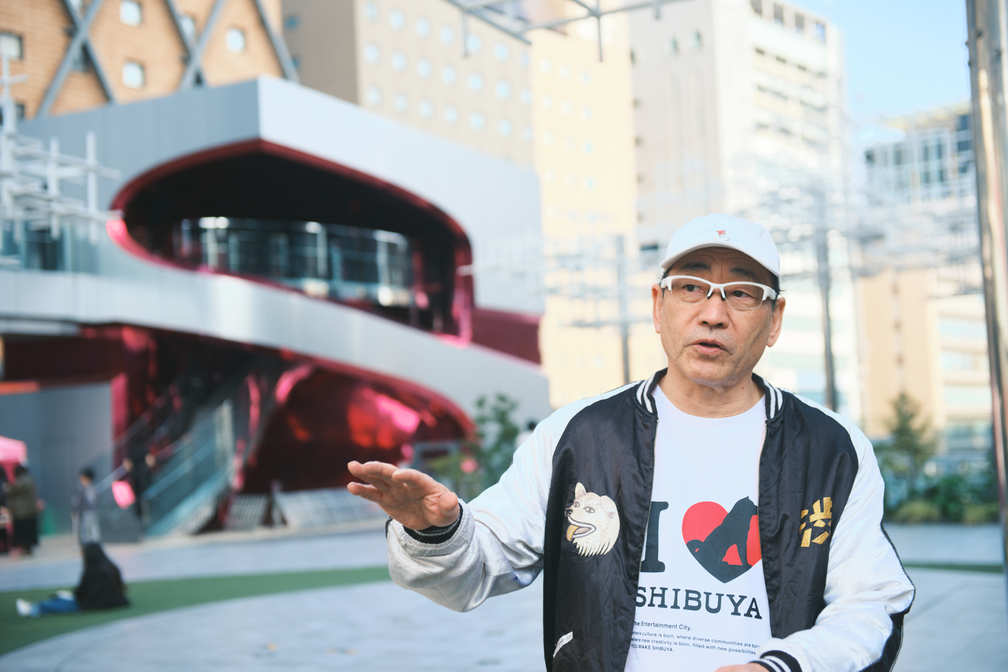 「にぎわいSTAGE」のシンボルである「しぶS」は「渋谷・桜丘（Shibuya Sakuragaoka）」のイニシャル「S」をかたどった外壁が特徴で、3～4階をつなぐ屋外階段としても機能する