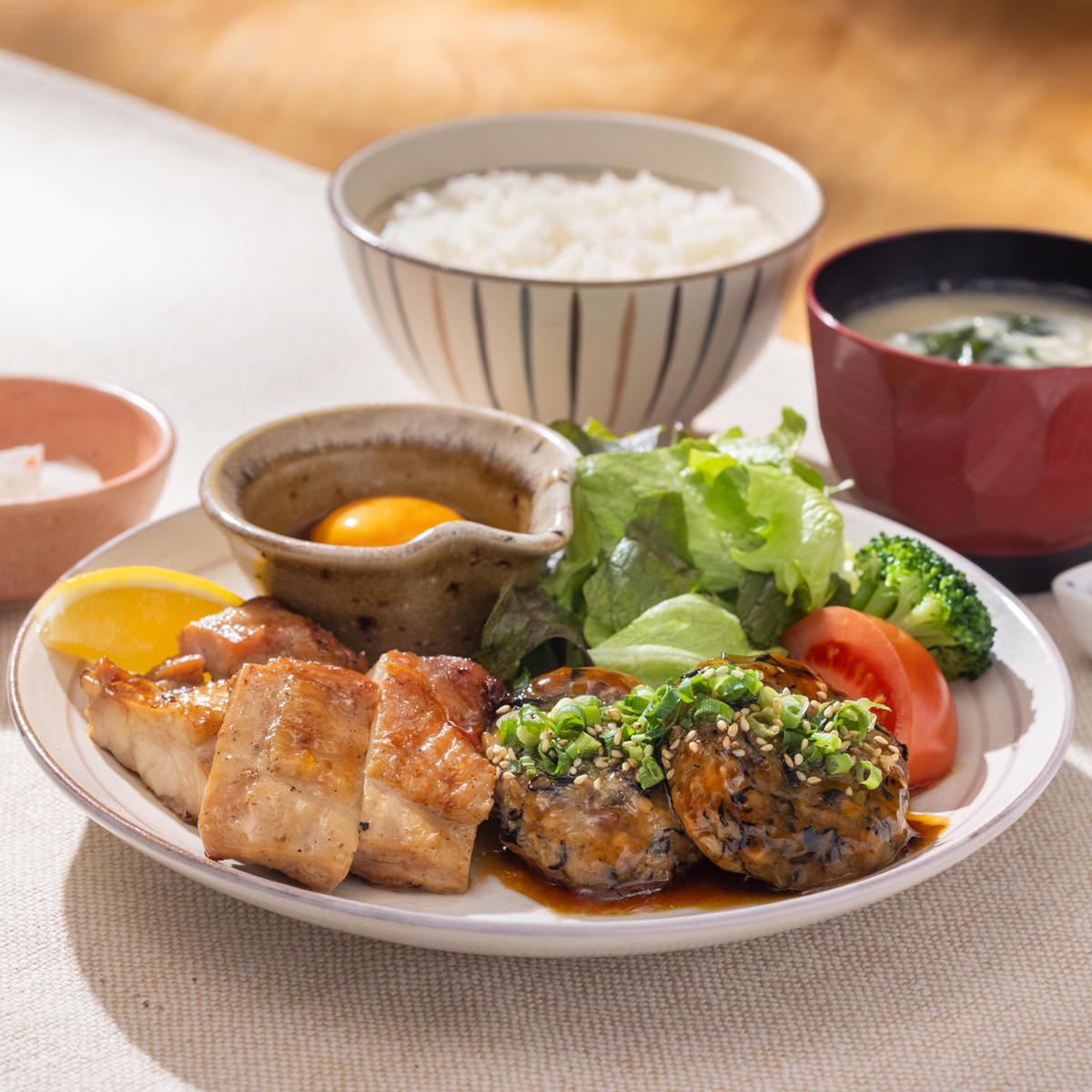大戸屋定食　ひじき入り鶏つくねともろみチキンの炭火焼き定食