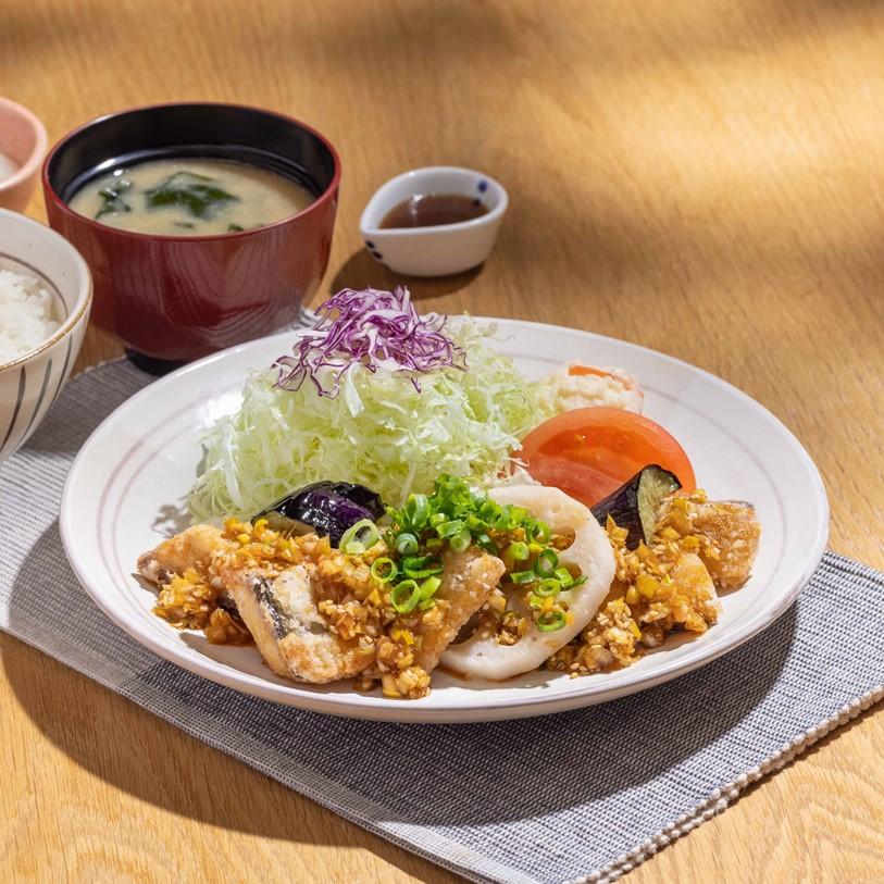 さばの竜田揚げもろみ醤油の香味ねぎソース定食