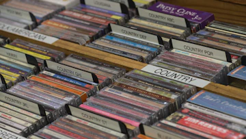 多くのCDが敷き詰められている