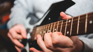 ギターを弾く人の手元を写した画像
