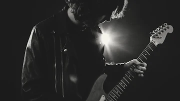 ギターを弾く人の画像