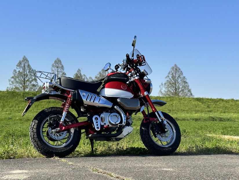 バイクでツーリングをするイメージ画像
