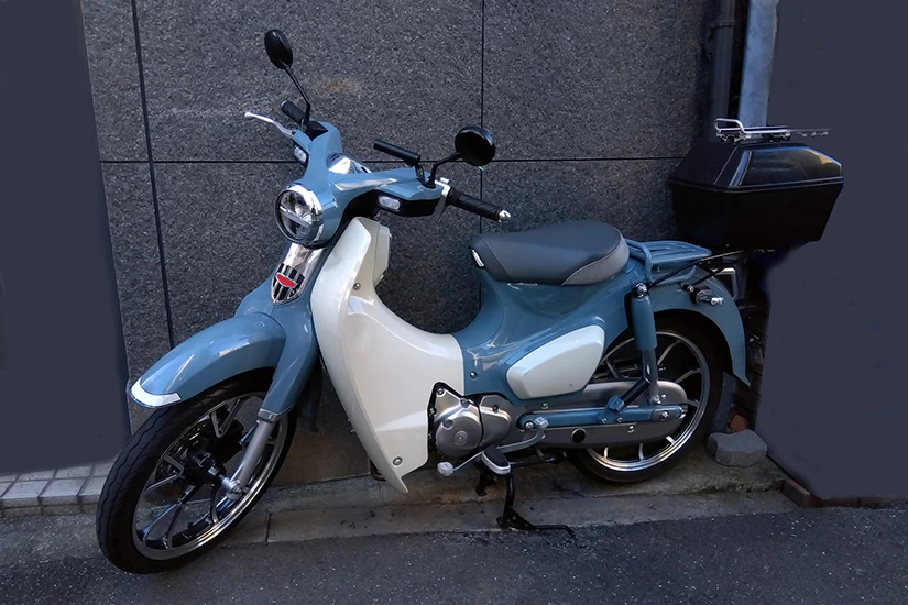 ブルーとホワイトのバイカラーのスーパーカブの写真