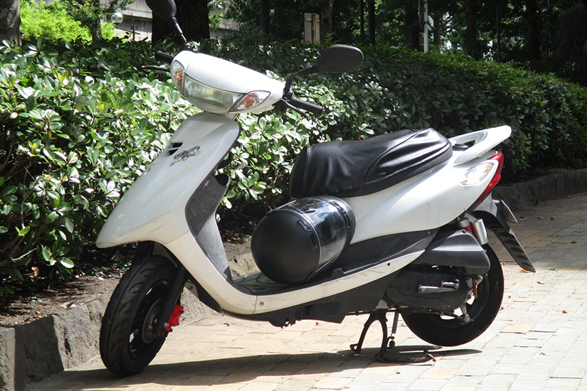 白い原付バイクの画像