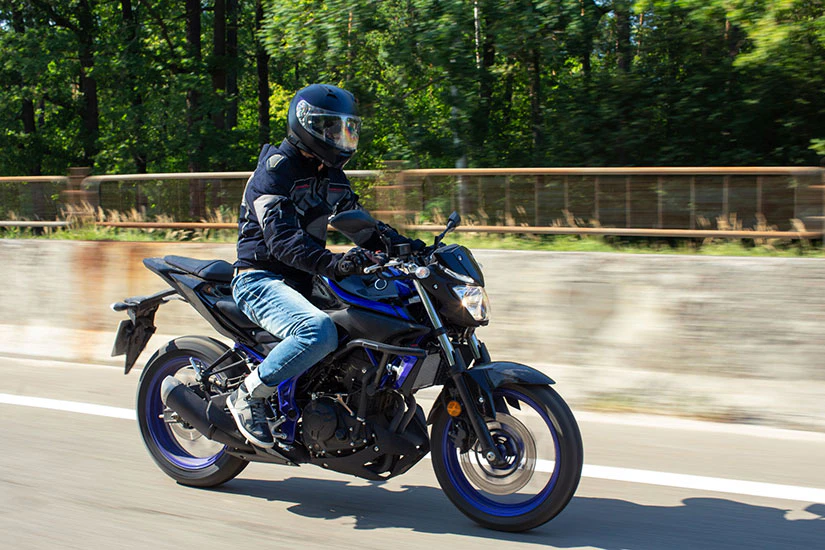 バイクで走る男性