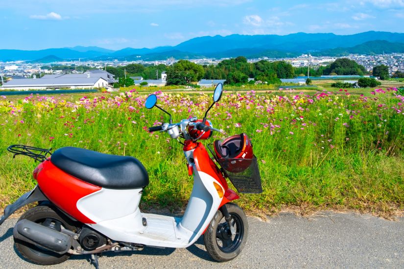 原付バイクでツーリングをしているイメージ画像