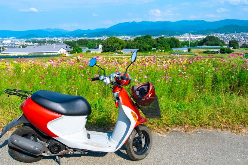 原付バイクでツーリングをしているイメージ画像