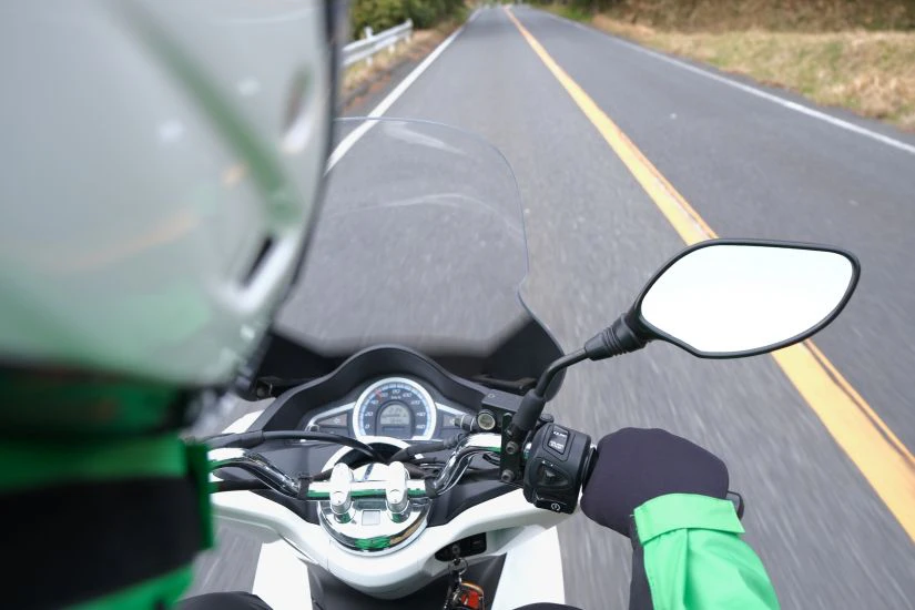 バイクで道路を走行する様子のイメージ画像