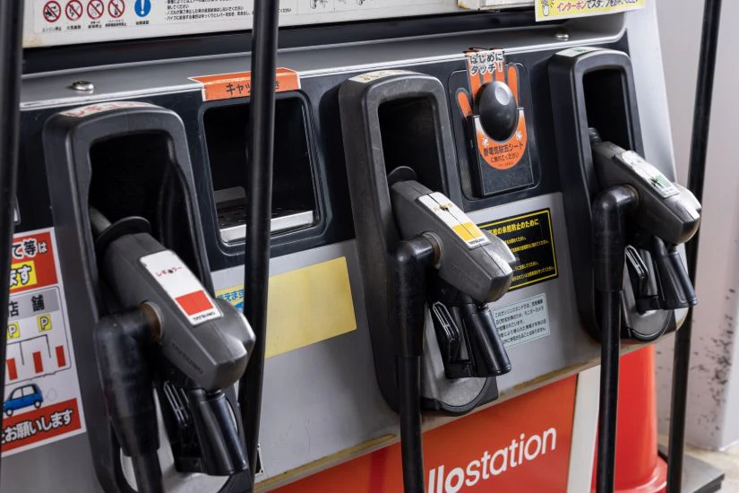 ガソリンスタンドの給油機。レギュラー、ハイオク、軽油など複数の給油ノズルが設置されている様子。  