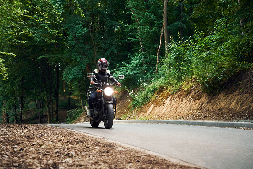 自然の中を走行するバイカー