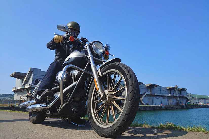 バイクに乗車している男性