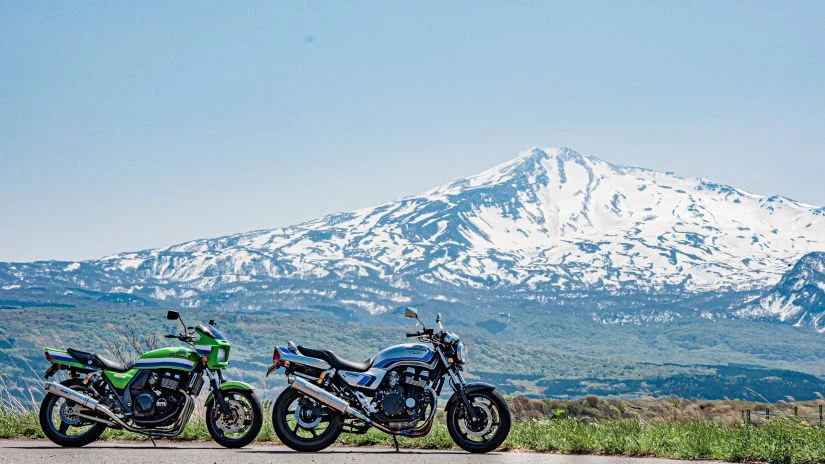 バイクでツーリングに出かけるイメージ画像