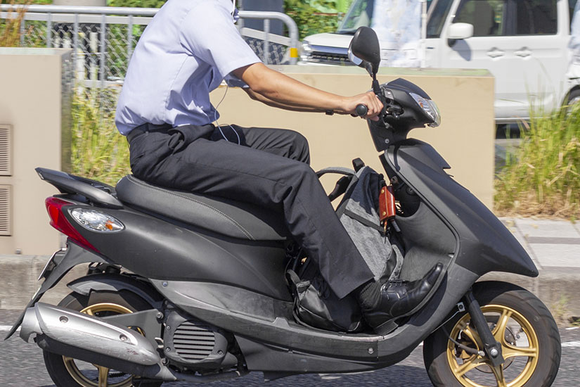 バイクで通勤中の男性