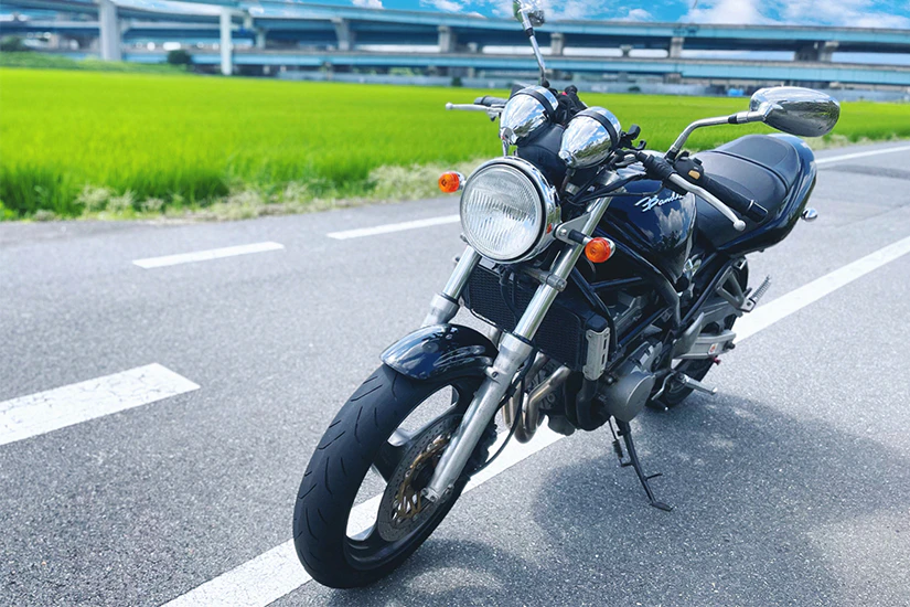 道路に置かれたバイクの画像