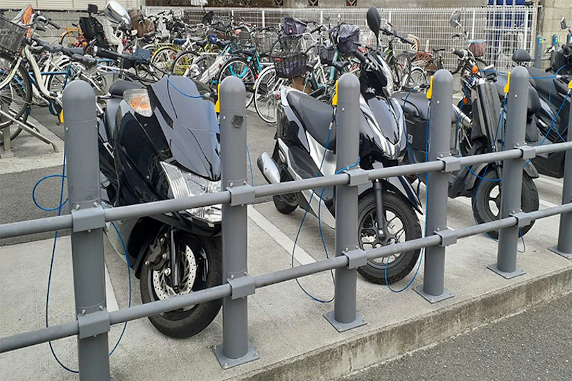 盗難防止対策が整ったバイク駐輪場の画像