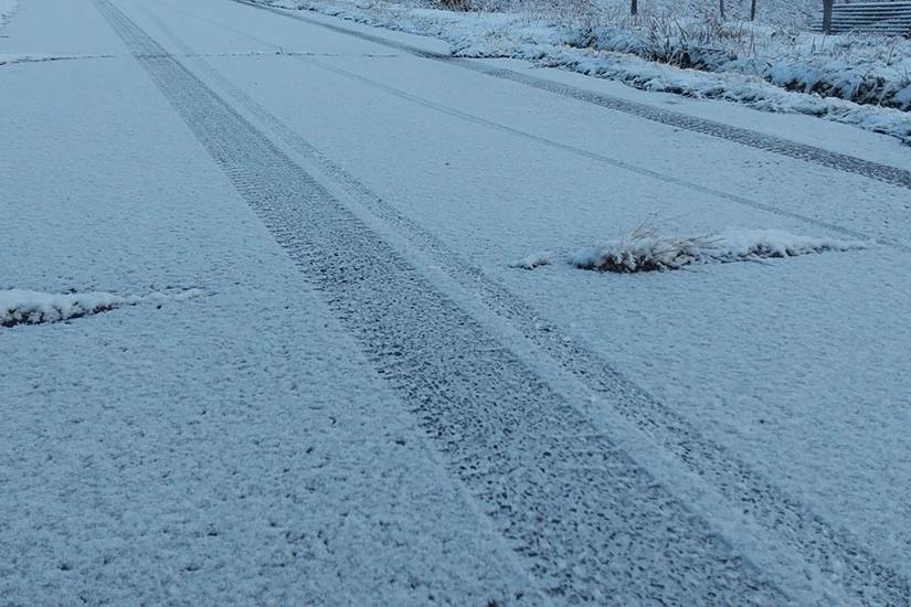 雪道とタイヤの跡