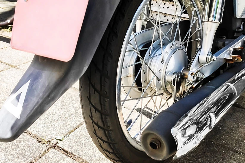 バイクのマフラー、タイヤ部分