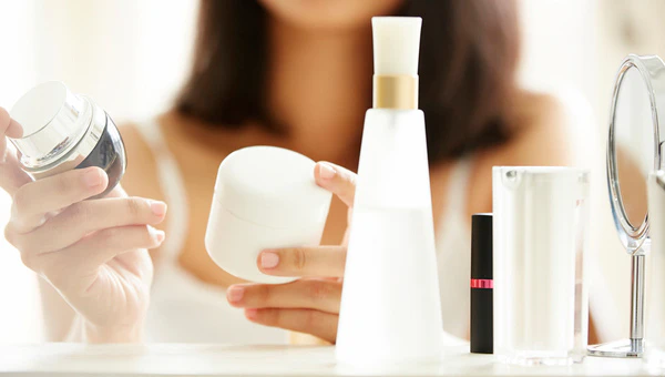 スキンケアアイテムの使用順を解説！朝と夜で異なるスキンケアの目的と  